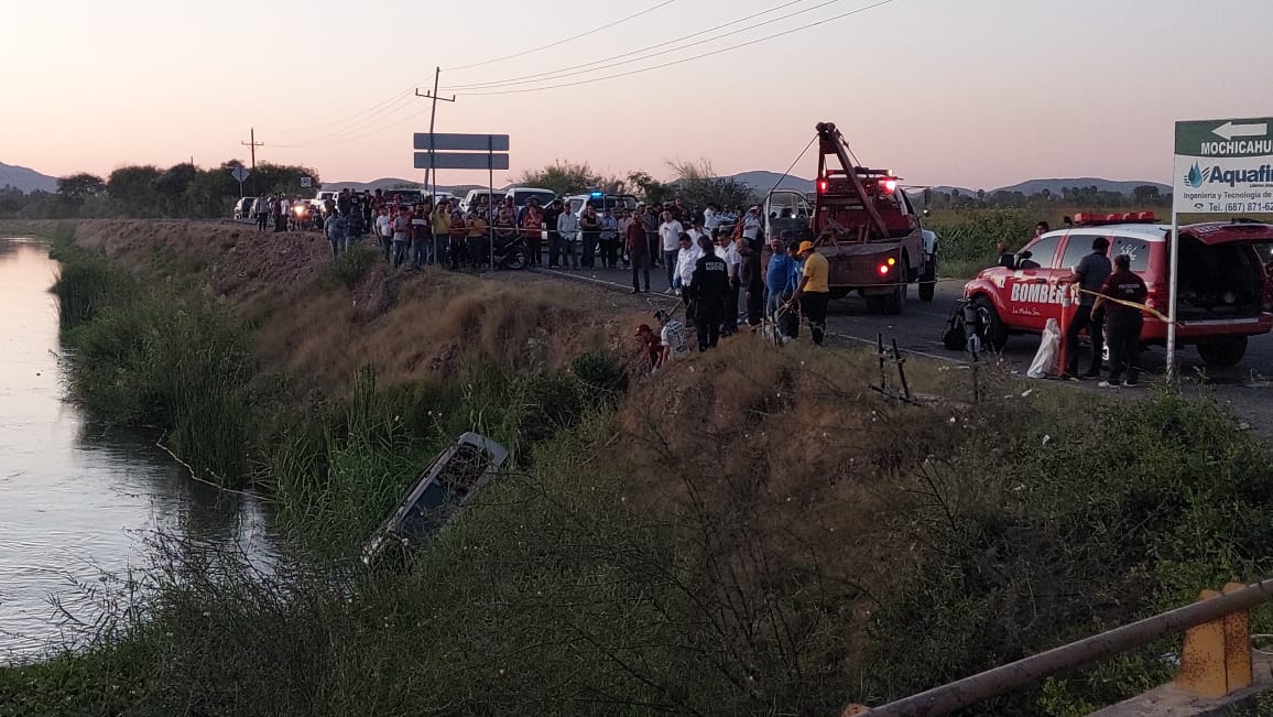 Con una grúa, cuerpos de emergencia lograron sacar la camioneta del canal