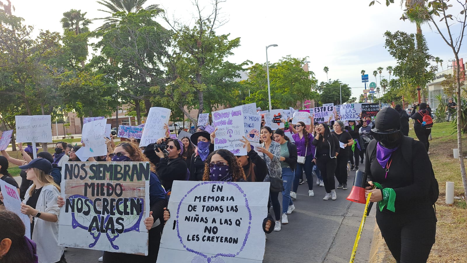 Mujeres marchando por las calles de Los Mochis este 8 de marzo de 2024