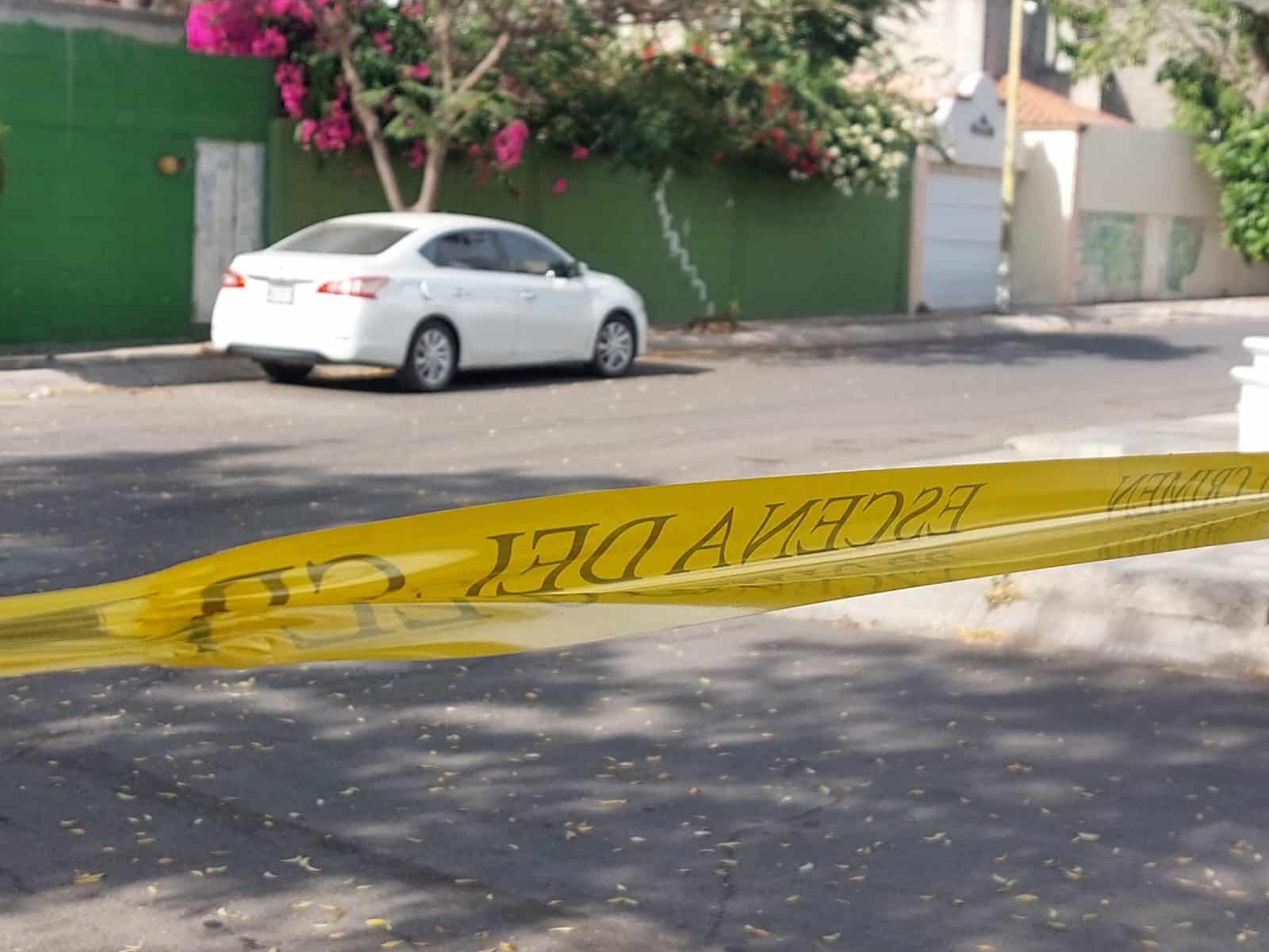Cinta policial. Al fondo se encuentra el vehículo donde fue hallado el hombre sin vida