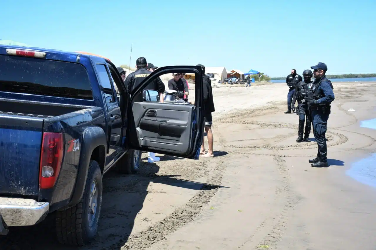 Autoridades resguardando a las familias que vacacionaron esta Semana Santa en El Évora