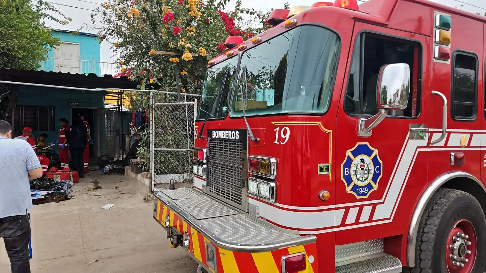 Camión de bomberos en casa quemada