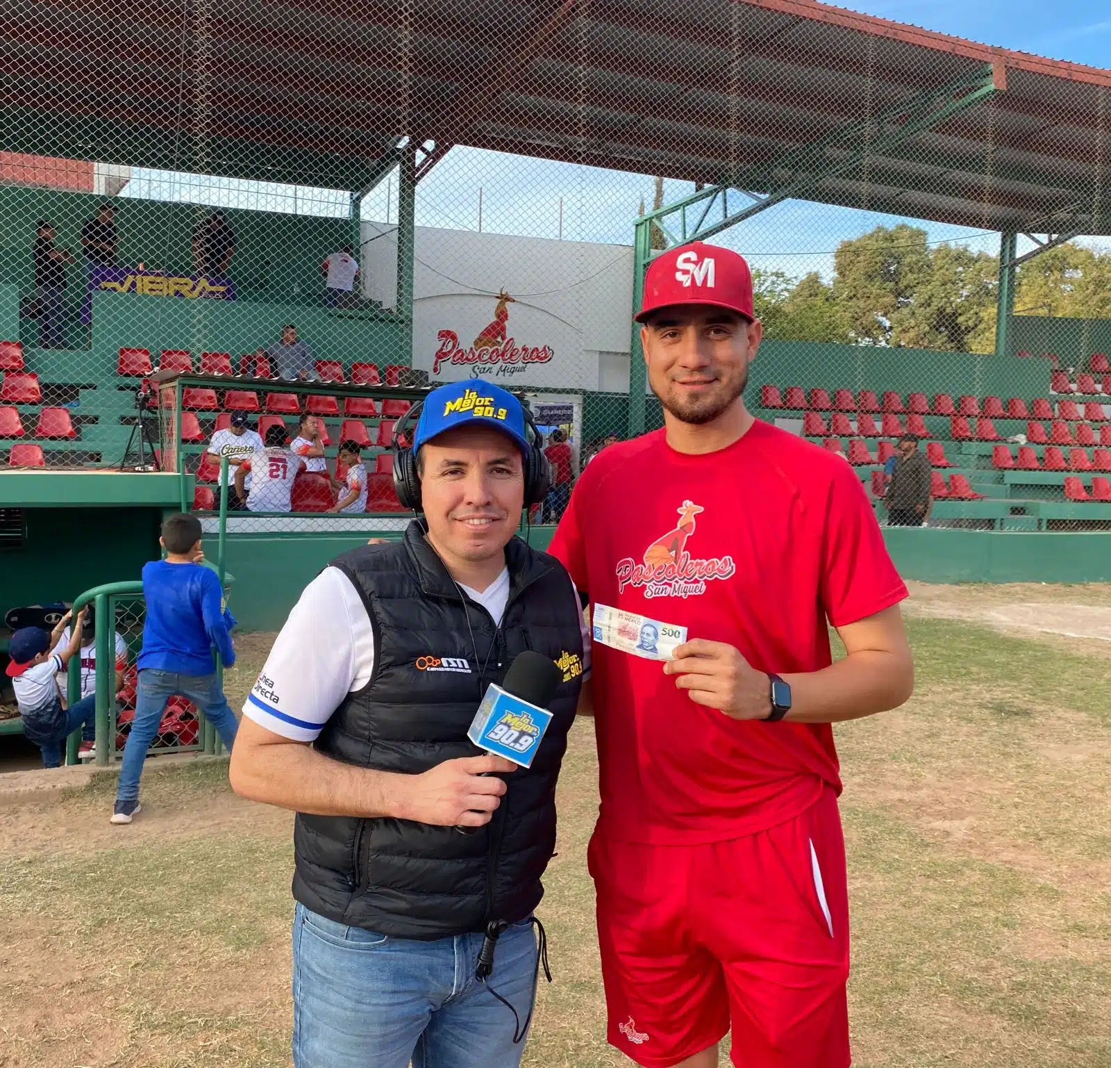 Jorge Alberto Rivera junto al cronista de beisbol Armando Baldenebro
