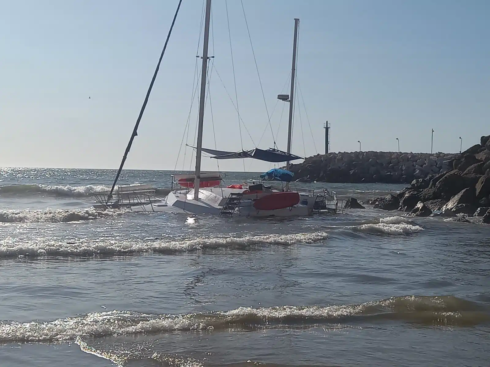 Catamarán a la deriva en el mar de Mazatlán por una falla mecánica