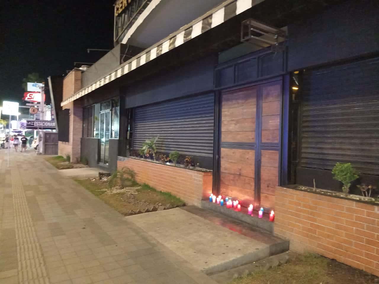Veladoras dejadas en la entrada del bar donde trabajaba Karem