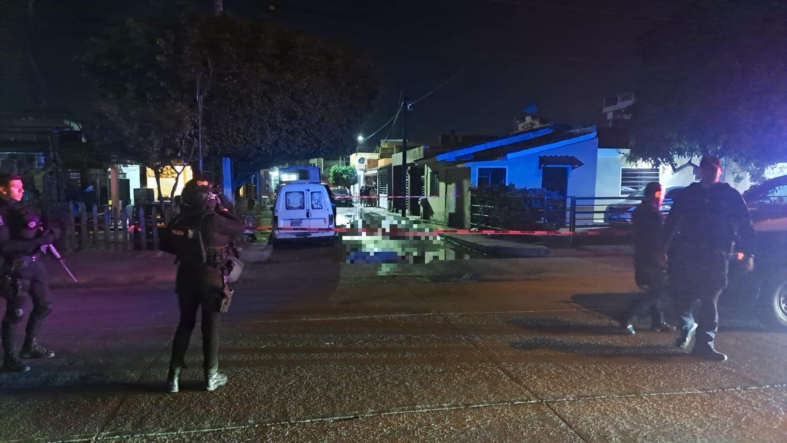 Zona acordonada donde se encuentra el cuerpo sin vida del hombre asesinado. Autoridades se encuentran presentes