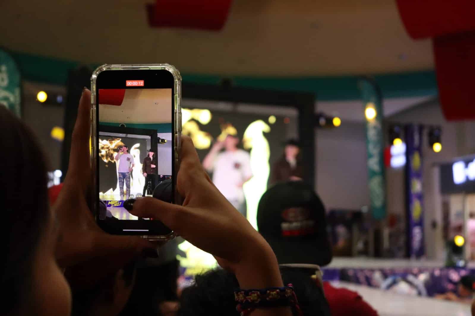 Mazatlecos disfrutaron una agradable tarde en el show case de Los Esquivel en la Plaza Acaya