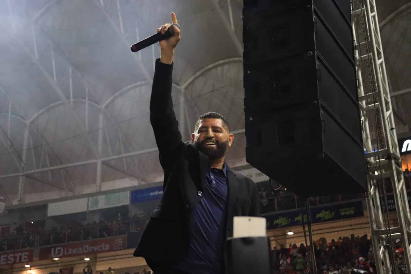 Pancho Barraza en su presentación musical en el Juego de las Estrellas