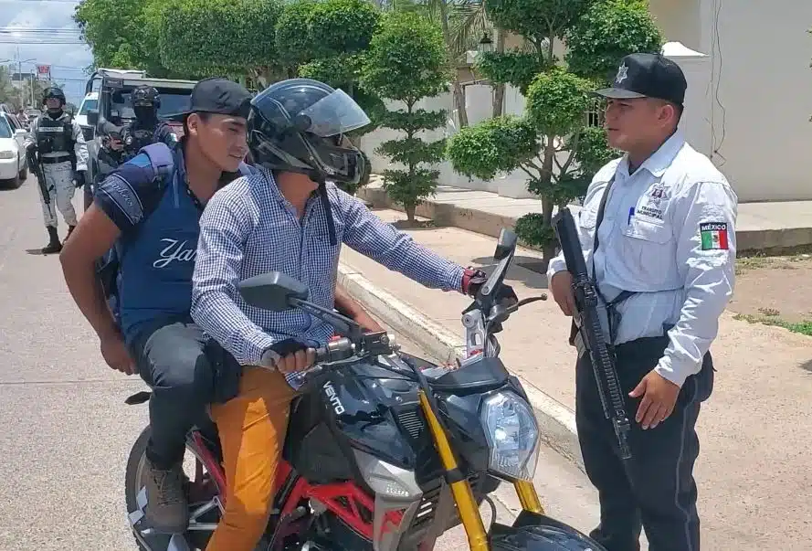 Policías municipales supervisando a motociclistas en Elota