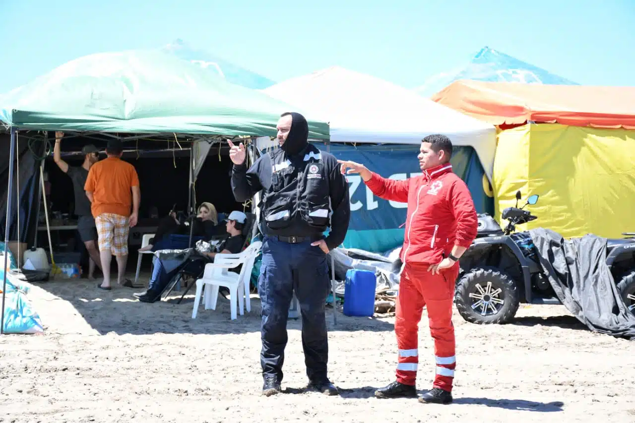 Autoridades resguardando a las familias que vacacionaron esta Semana Santa en El Évora