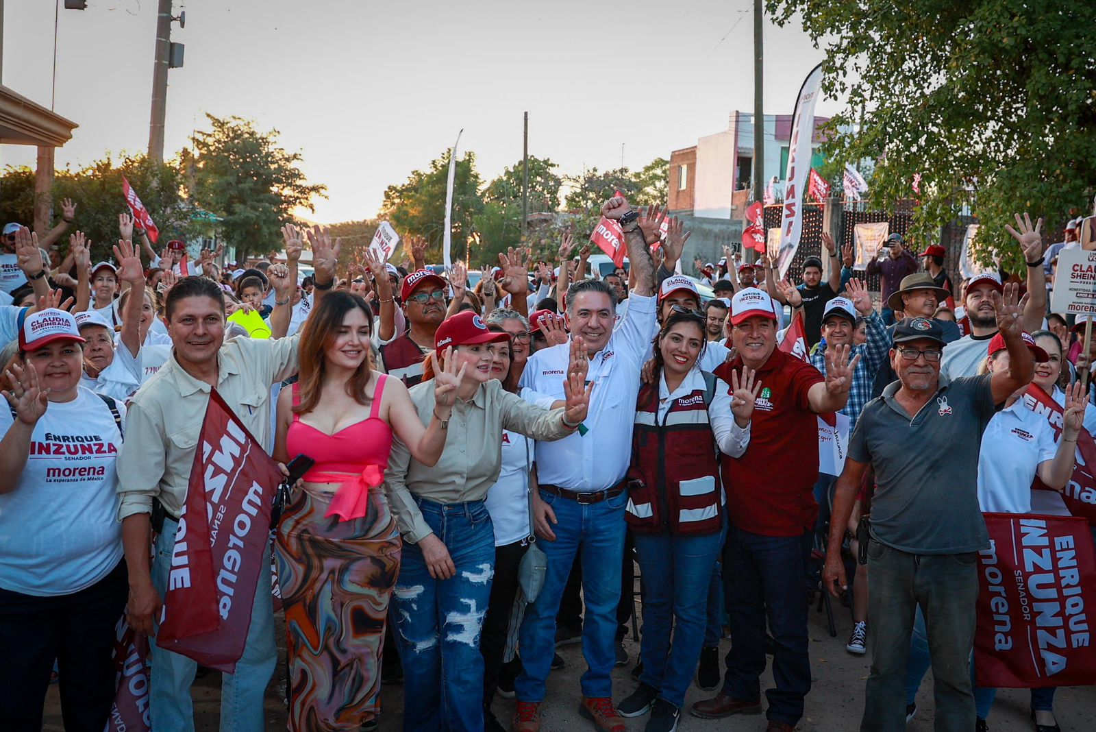 Enrique Inzunza Cázares durante su recorrido de campaña por Culiacán