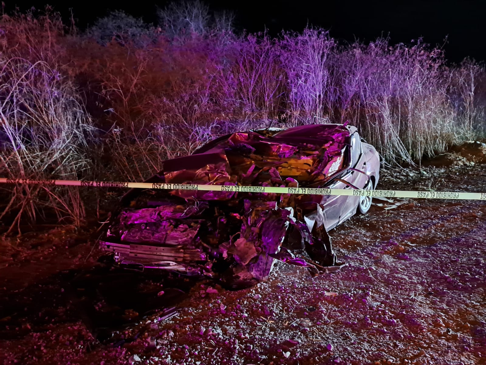 Zona acordonada donde se encuentra el automóvil Honda con severos daños en la carrocería tras el aparatoso choque frontal