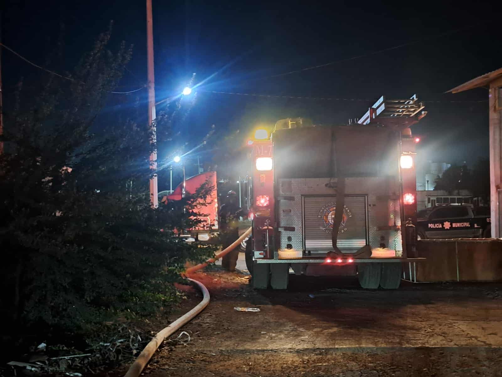 Elementos de Bomberos Culiacán se encargaron de realizar sus labores, así como también se contó con la presencia de elementos de seguridad pública