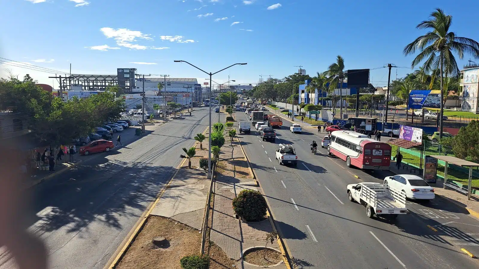Vehículos transitando por una vialidad de Mazatlán