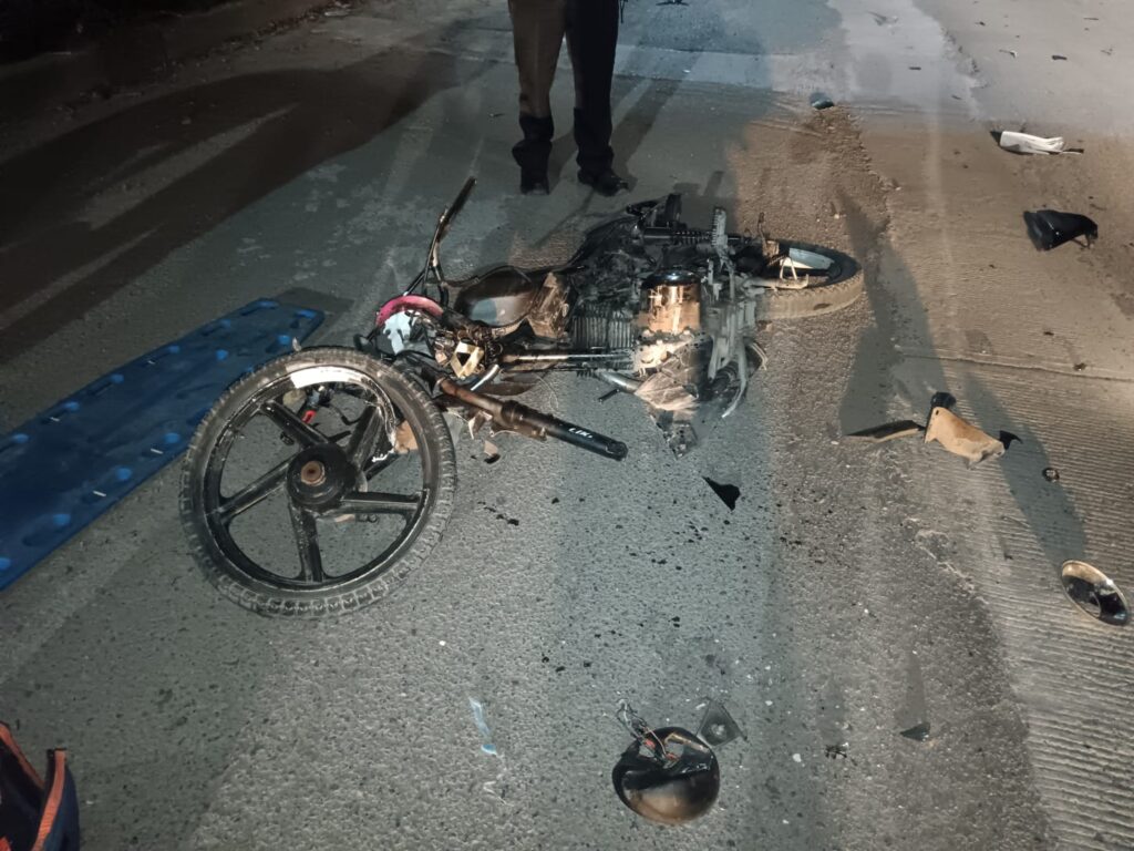 Motocicleta con severos daños, en la cual viajaba el conductor que quedó inconsciente