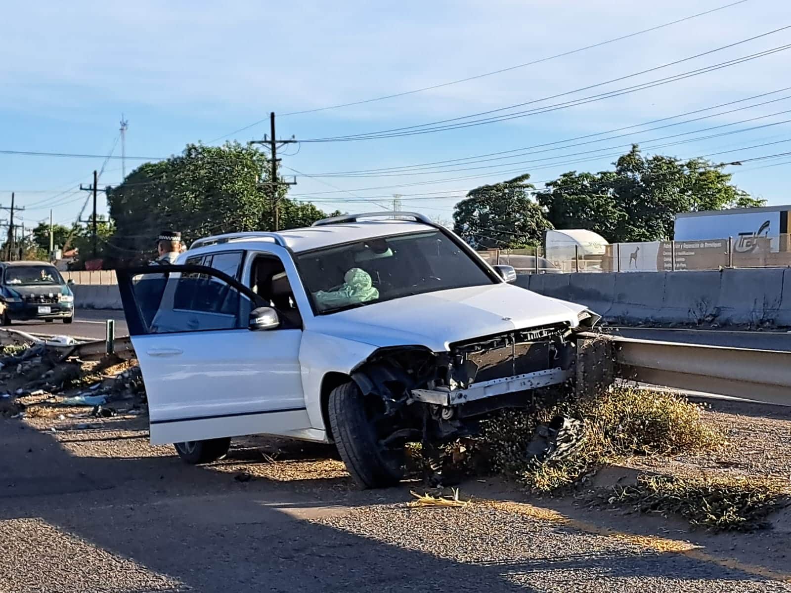 Camioneta Mercedes-Benz de modelo reciente con daños en la carrocería