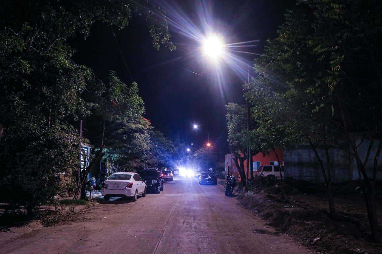 Instalación de lámparas LED en la colonia Nuevo Cajeme, Mazatlán