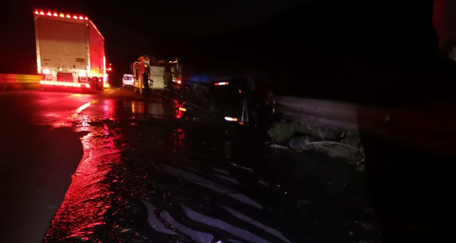 Aceite regado en la carretera tras el accidente automovilístico
