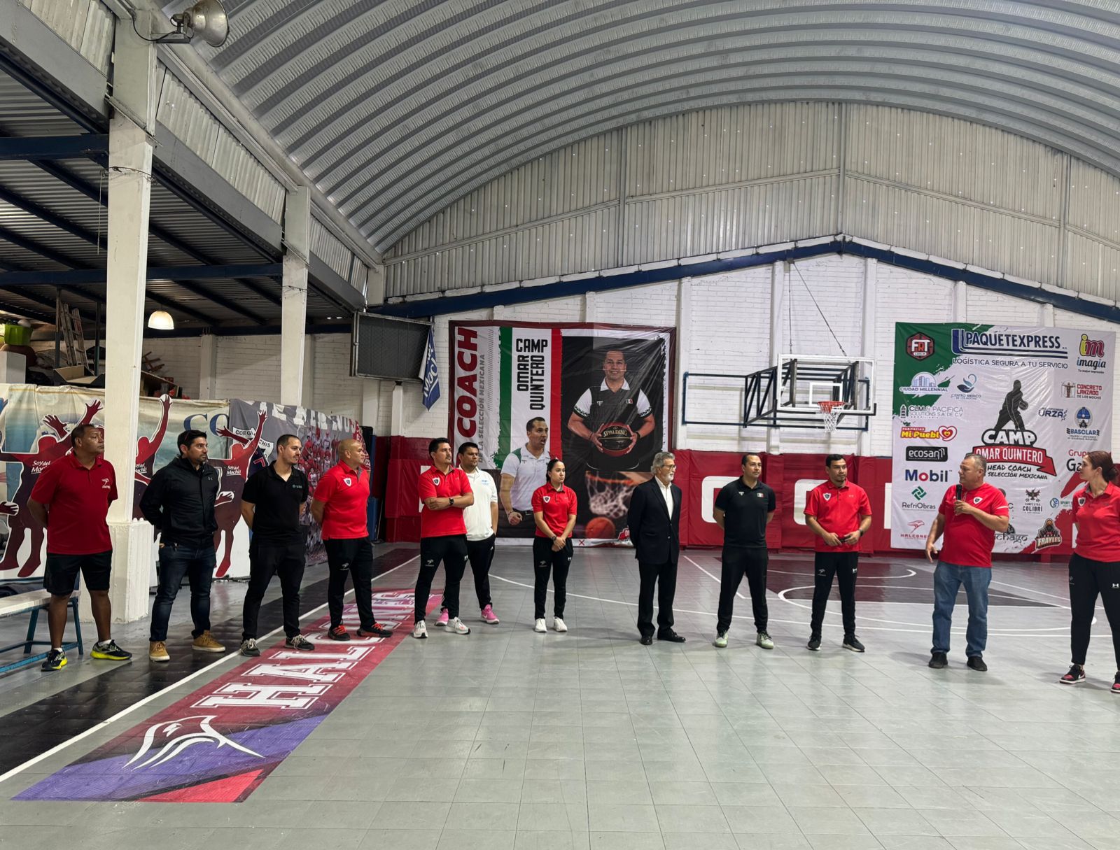 Sesión con alumnos del Colegio Mochis, por parte de Omar Quintero, coach de México en baloncesto