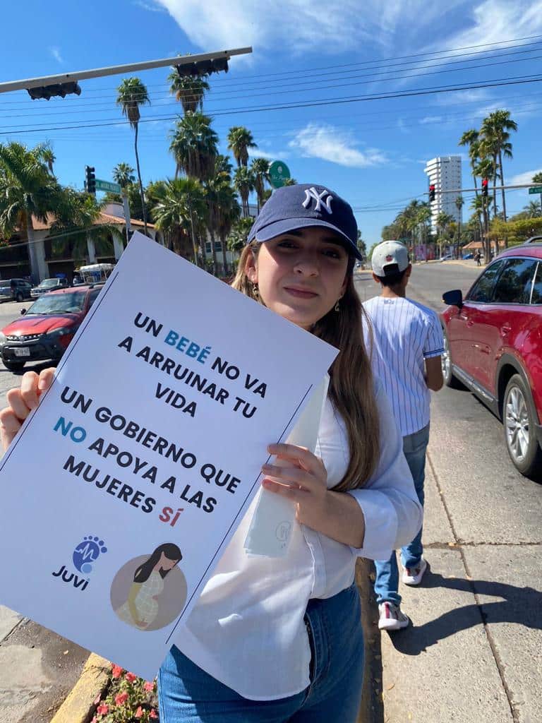Jóvenes activistas invitan a defender la vida desde el momento de la concepción hasta la muerte natural, participando en el “Claxon por la vida”