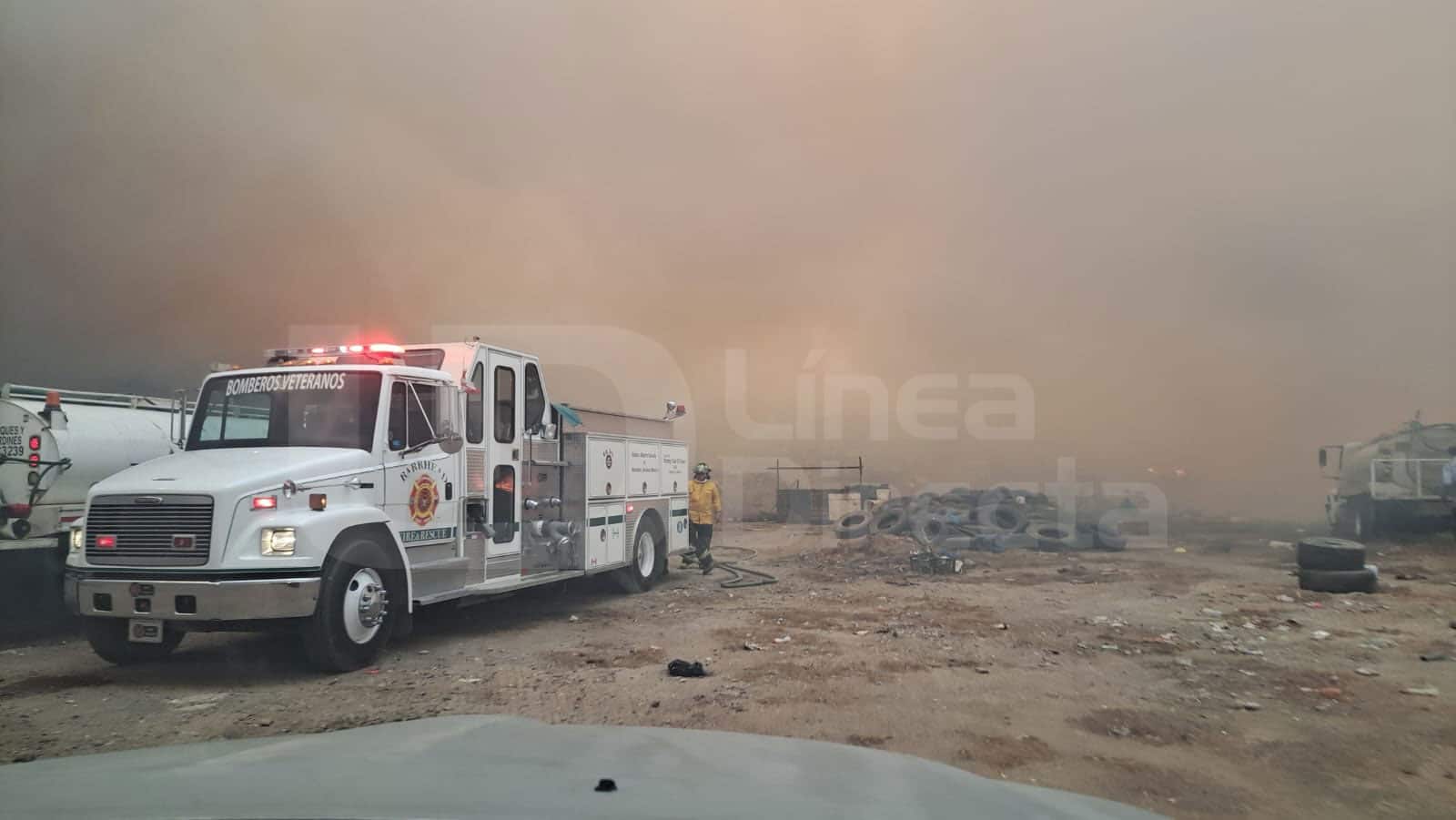 Camión de bomberos en el basurón de Mazatlán