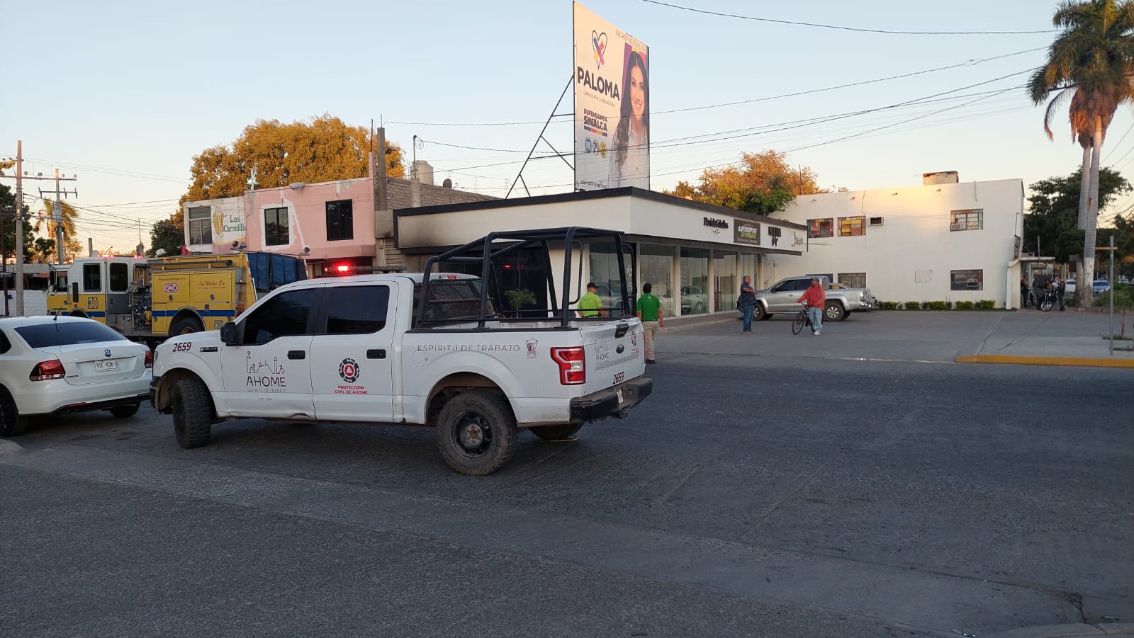 Bomberos y Protección Civil en la plaza comercial donde ocurrió el incendio