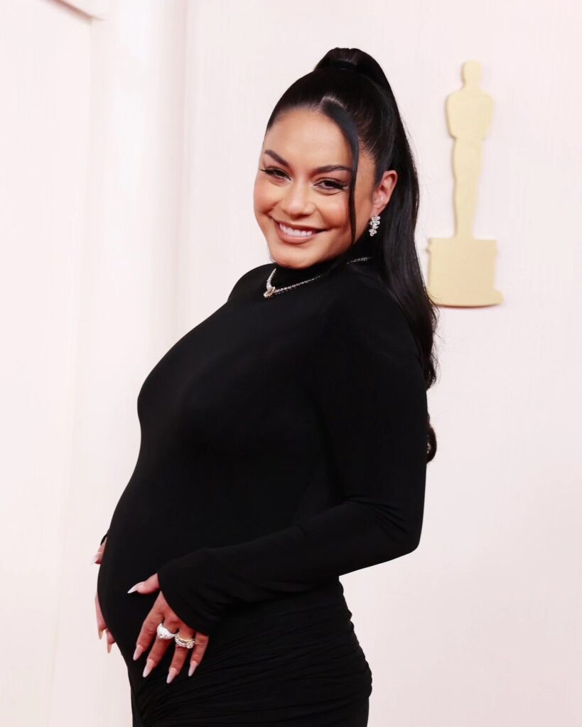 Vanessa Hudgens anunció su primer embarazo en la alfombra roja de los Oscar 2024.