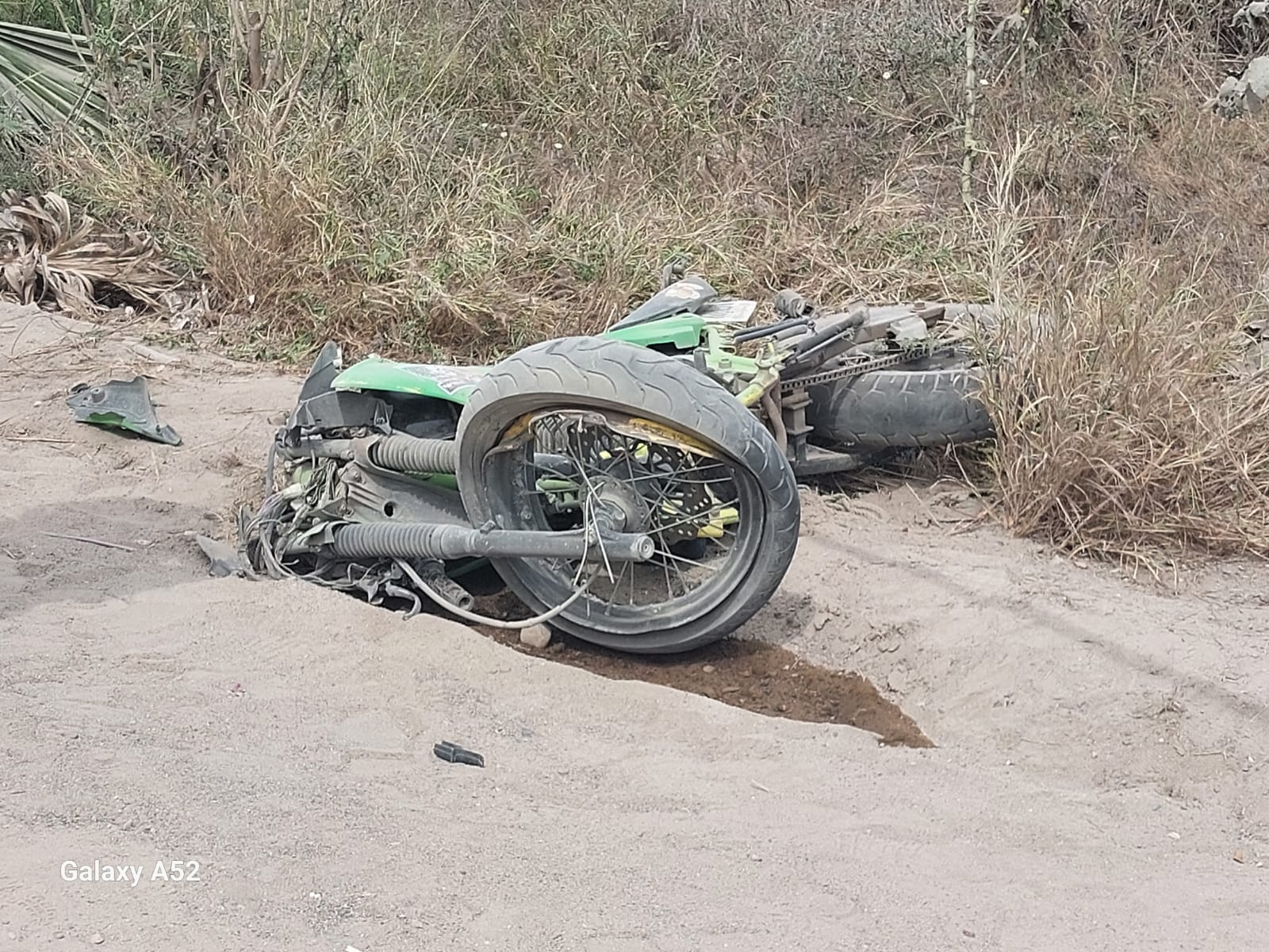 Los vehículos quedaron con daños en la carrocería y autoridades y paramédicos se hicieron presentes en el lugar de los hechos