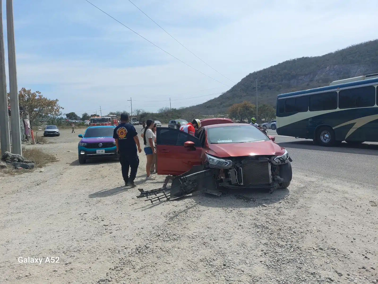 Los vehículos quedaron con daños en la carrocería y autoridades y paramédicos se hicieron presentes en el lugar de los hechos
