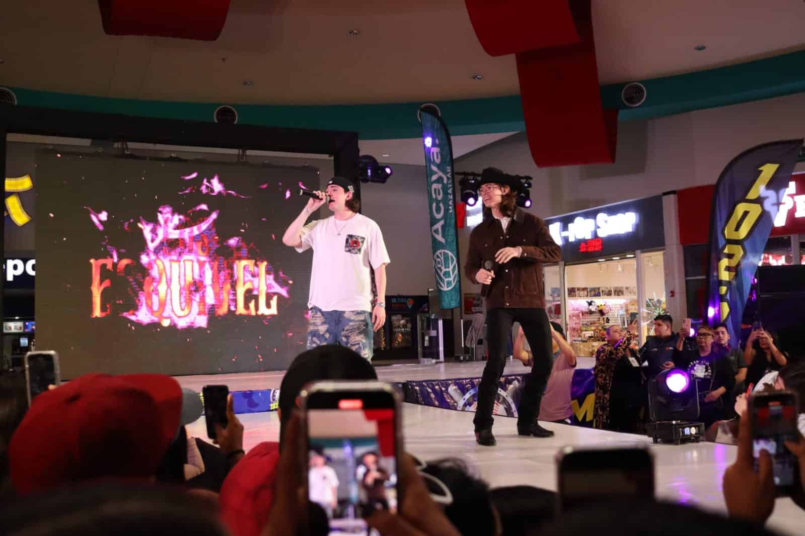 Mazatlecos disfrutaron una agradable tarde en el show case de Los Esquivel en la Plaza Acaya