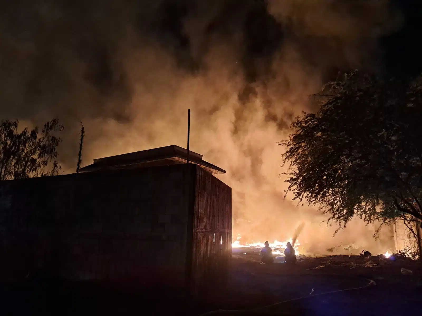 Elementos de Bomberos Culiacán se encargaron de realizar sus labores, así como también se contó con la presencia de elementos de seguridad pública