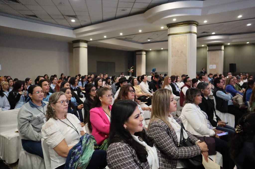 Personas en el 4to encuentro de “Leer y escribir para formar” en Culiacán