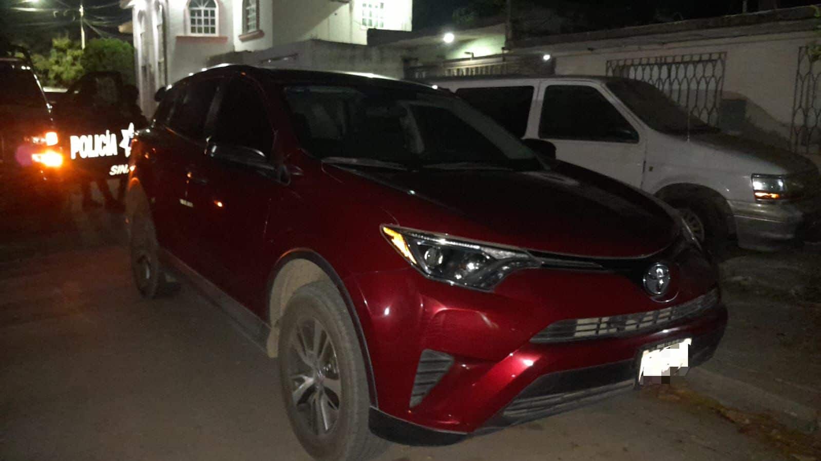 Camioneta Toyota RAV-4 de color tinto recuperada por policías estatales