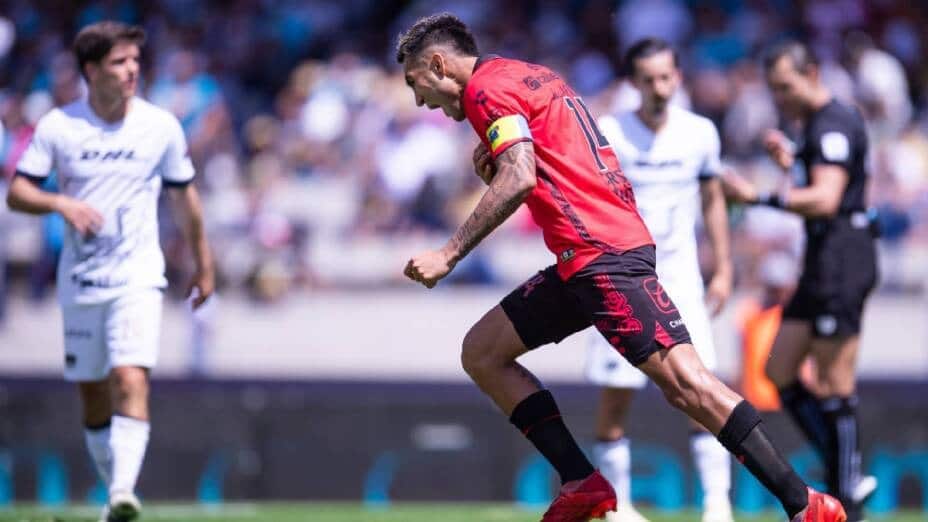 Festeja el mediocampista de Xolos, Christian Rivera, luego de marcar uno de sus tres penales contra Pumas