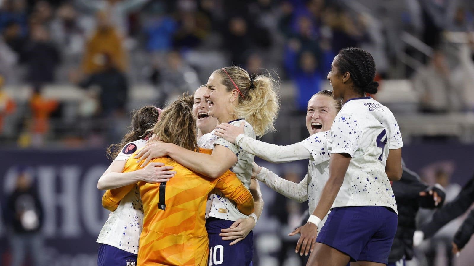 Las jugadoras de Estados Unidos festejan con su portera, Alyssa Naeher