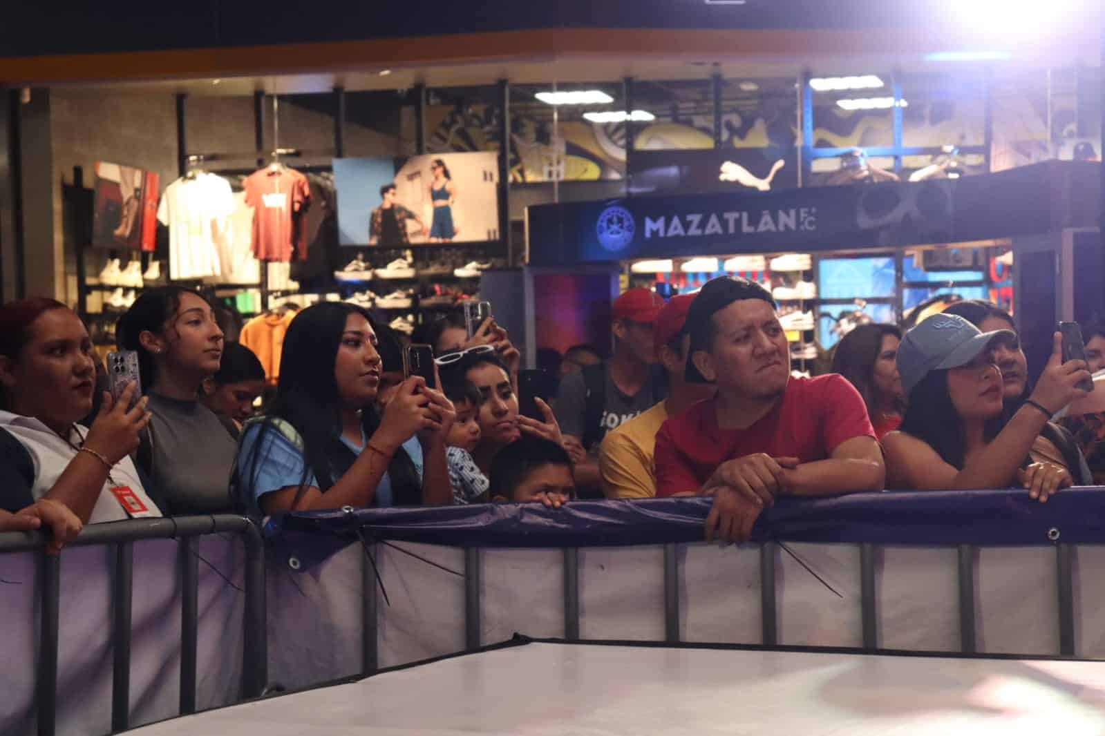 Mazatlecos disfrutaron una agradable tarde en el show case de Los Esquivel en la Plaza Acaya