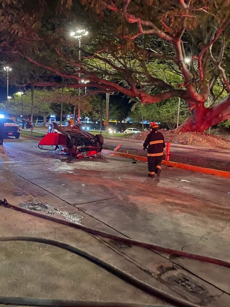 Automóvil volcado por la avenida Sábalo-Cerritos