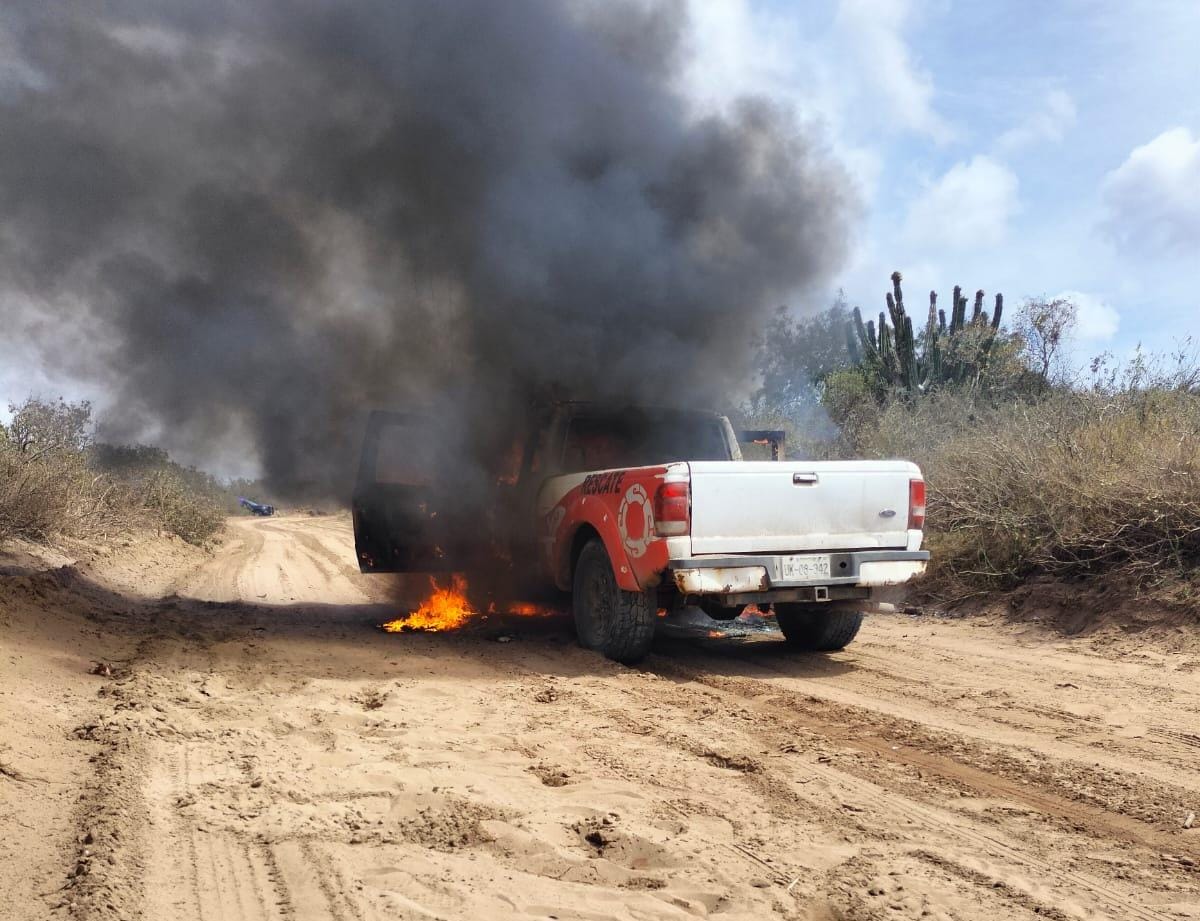 Camioneta de PC Navolato incendiándose