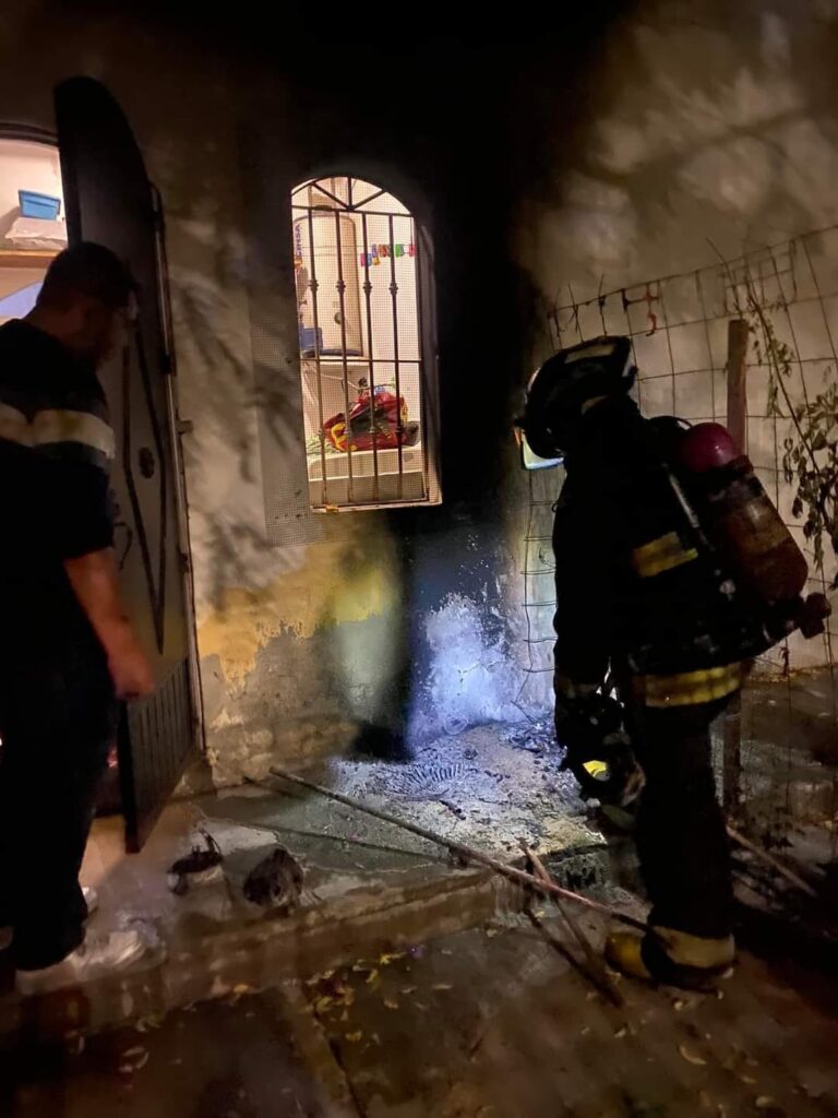 Bomberos extinguiendo las llamas tras el incendio de la lavadora en la colonia Puestas del Sol