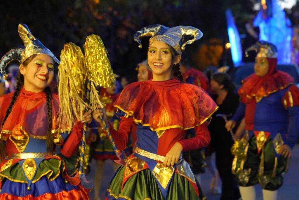 Participantes del desfile del carnaval de Cosalá