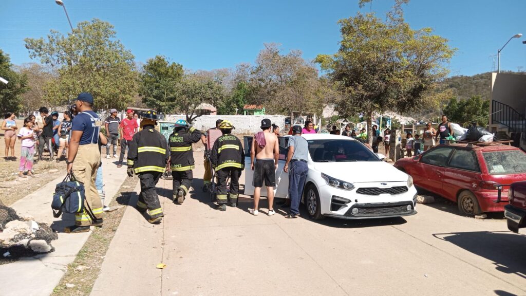 Bomberos presentes en el panteón de Mazatlán