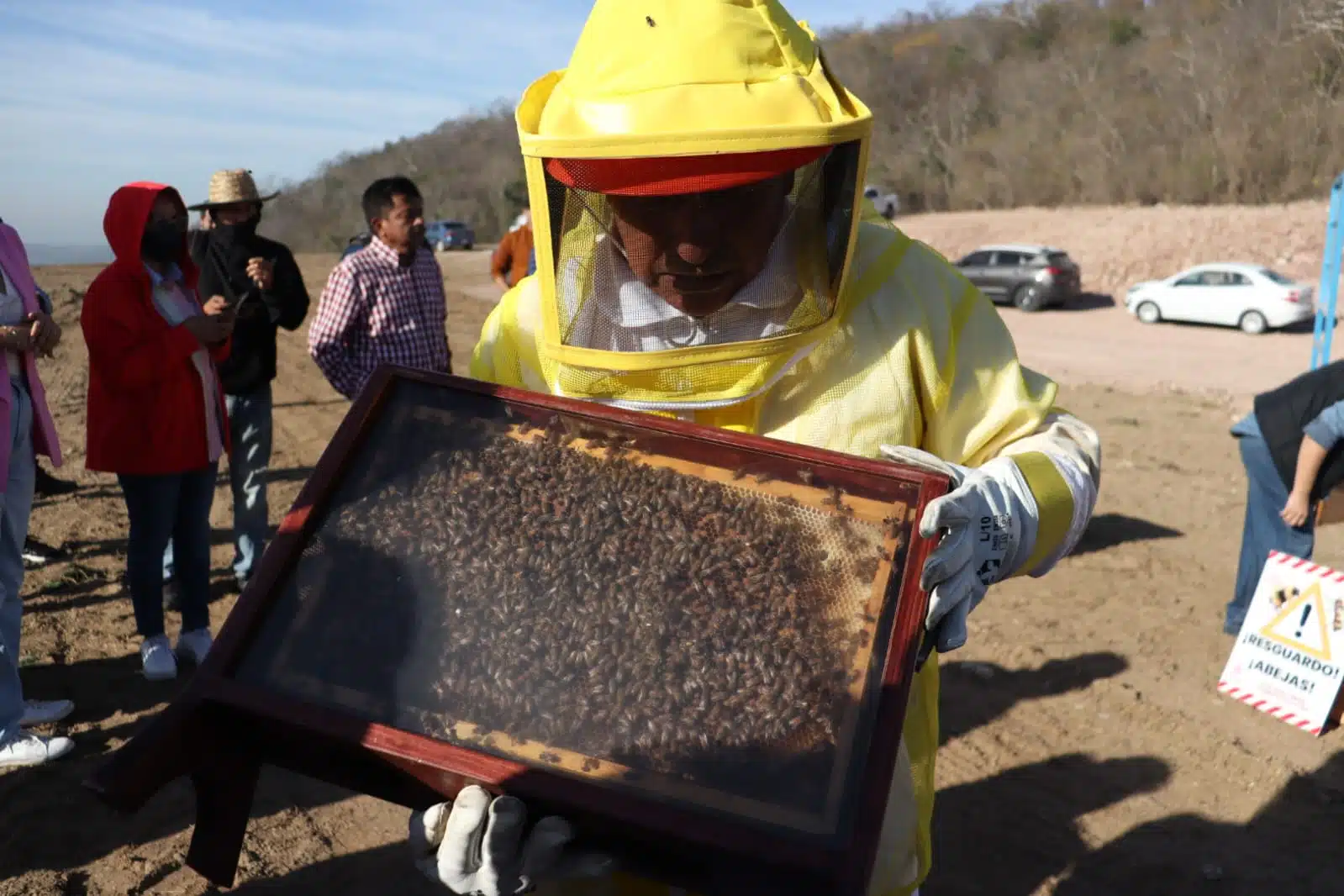 Autoridades municipales pactan proyecto para construir un apiario en el sitio donde se clausurará el basurón