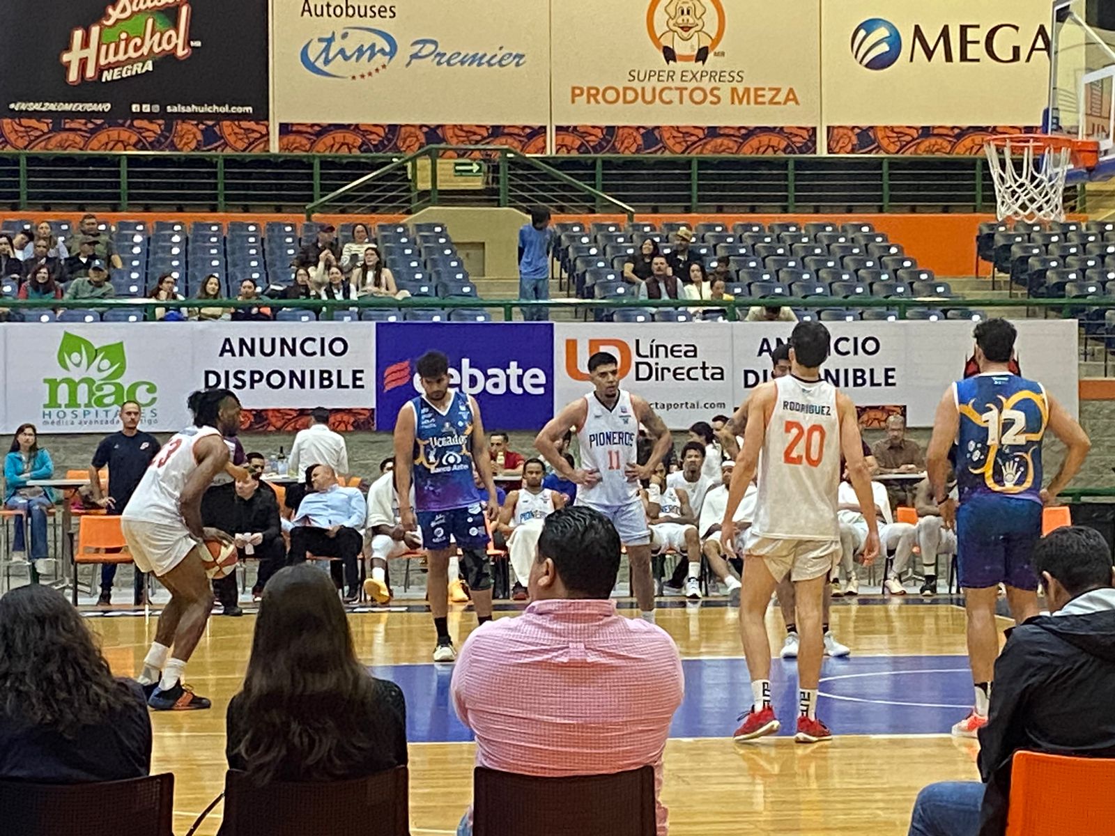 Rathen Carter hace un tiro libre por Pioneros de Los Mochis