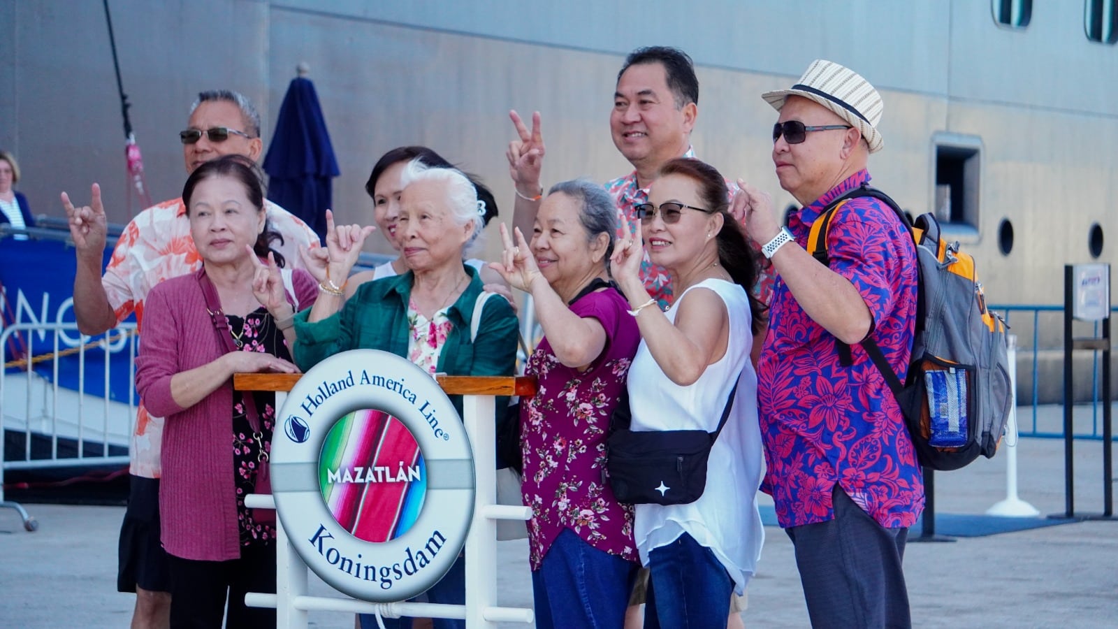 Turistas que abordaron el crucero “Koningsdam” disfrutando de Mazatlán en su parada