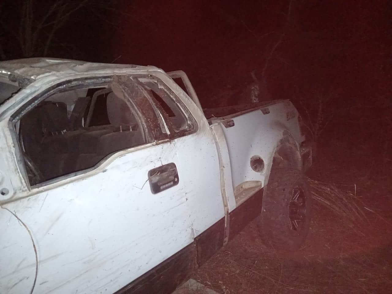 Ambos vehículos sufrieron fuertes daños materiales. Guardia Nacional arribó al lugar de los hechos