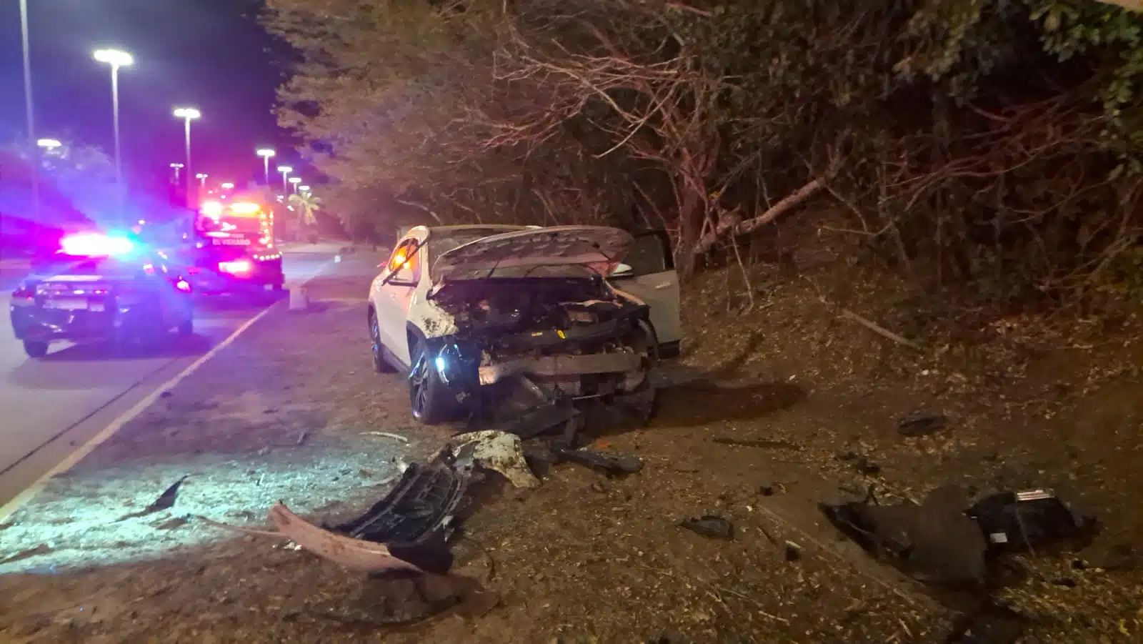 Camioneta con severos daños en la carrocería tras aparatoso accidente