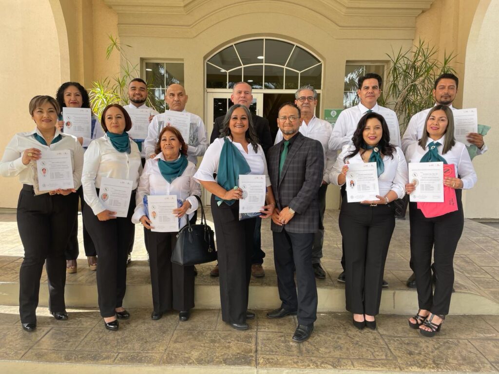 Terapeutas con sus certificados que comprueban la culminación de sus estudios en el Centro Educativo de Medicina Holística Integrativa en Los Mochis