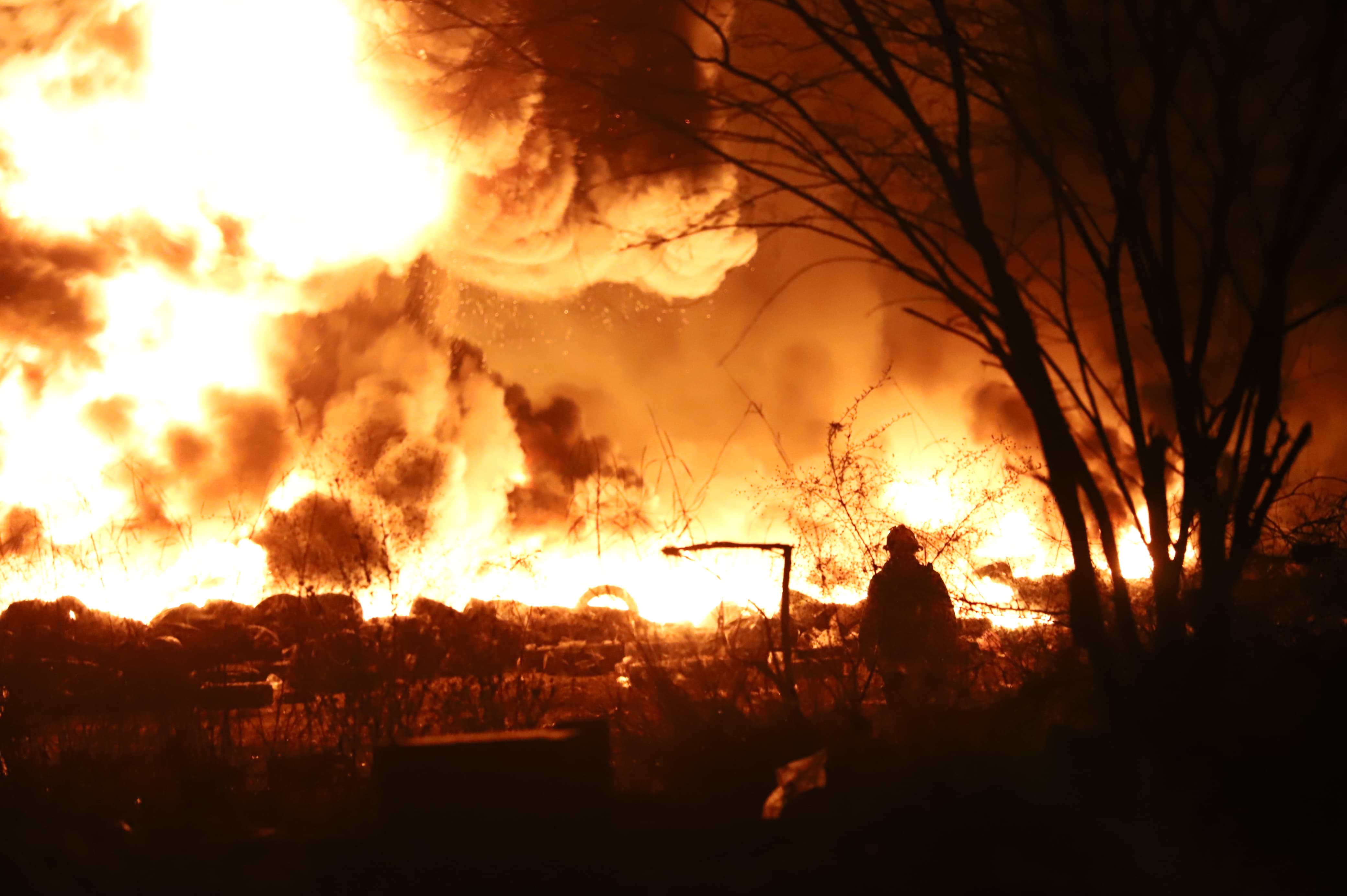 Así luce el incendio del basurón de Culiacán, la madrugada de este jueves 7 de marzo