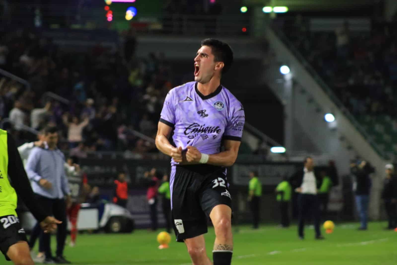 Jugador de Mazatlán FC en el Estadio El Encanto
