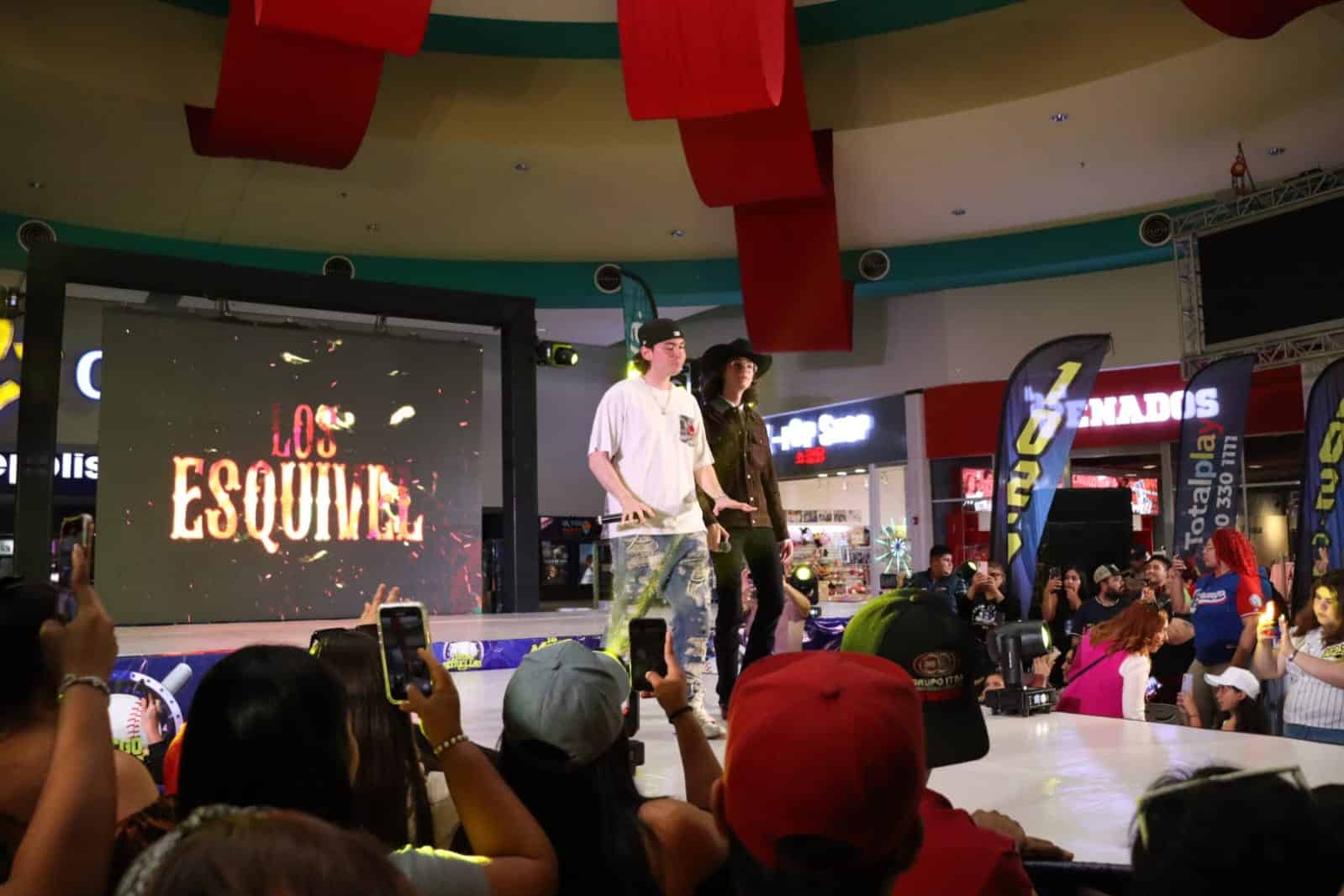 Mazatlecos disfrutaron una agradable tarde en el show case de Los Esquivel en la Plaza Acaya