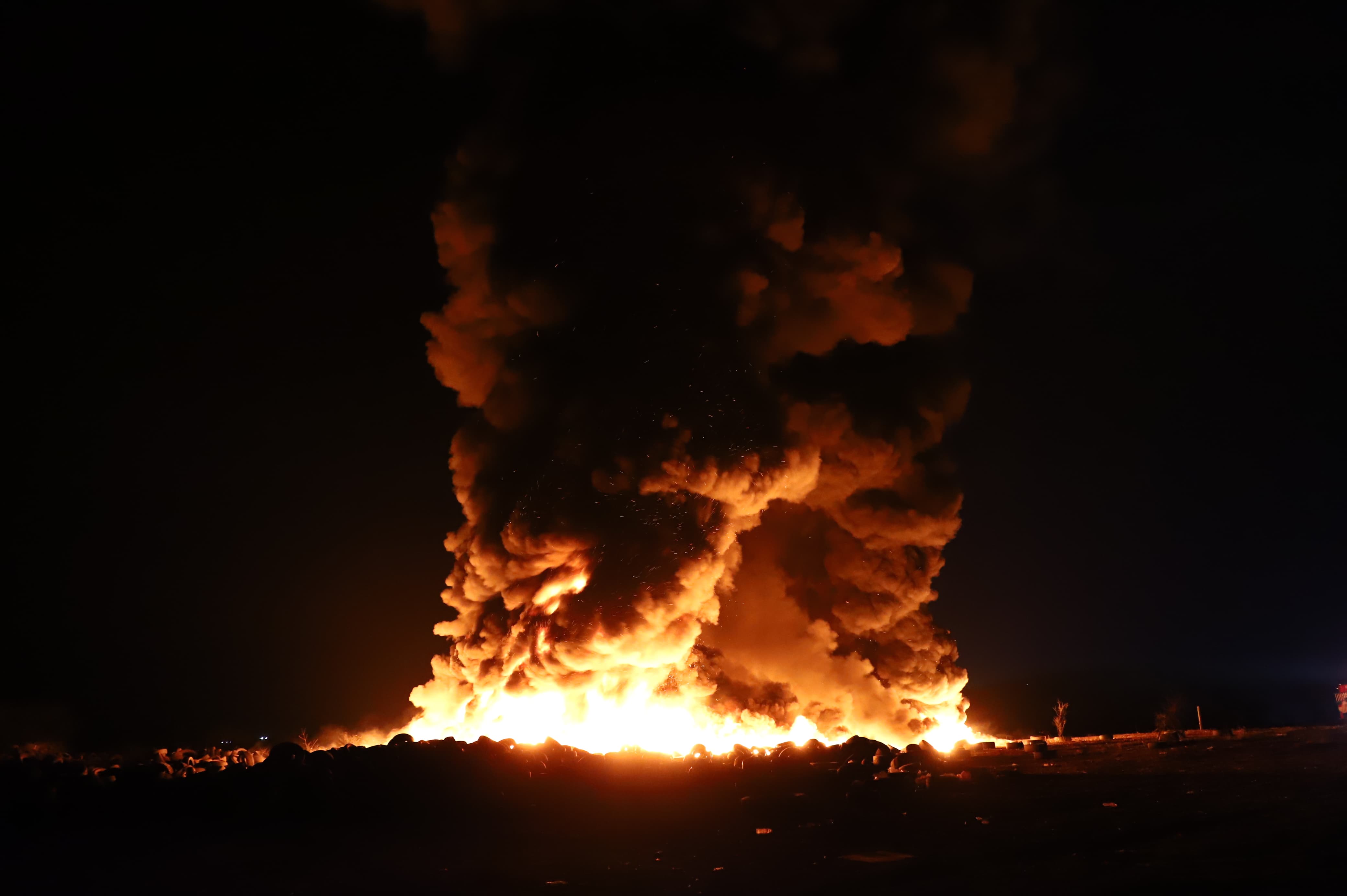 Así luce el incendio del basurón de Culiacán, la madrugada de este jueves 7 de marzo